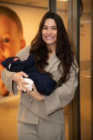 Raissa Barbosa deixa maternidade com filho
