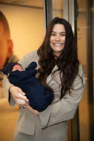 Raissa Barbosa deixa maternidade com filho