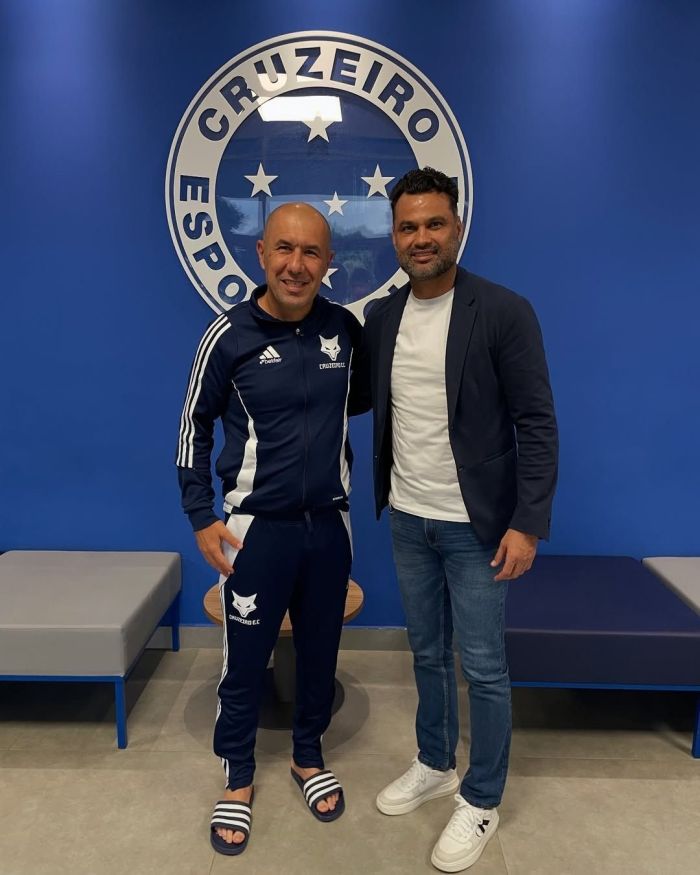 Leonardo Jardim e Cléber Monteiro durante encontro na Toca da Raposa II, em maio