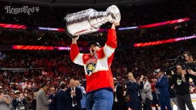 Jogadores dos Panthers erguem taça da Stanley Cup