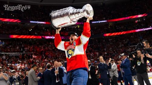 Jogadores dos Panthers erguem taça da Stanley Cup