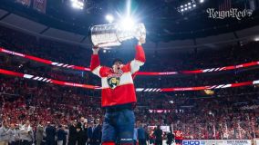 Jogadores dos Panthers erguem taça da Stanley Cup