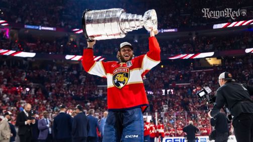 Jogadores dos Panthers erguem taça da Stanley Cup