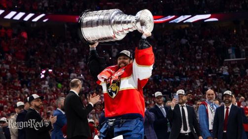 Jogadores dos Panthers erguem taça da Stanley Cup