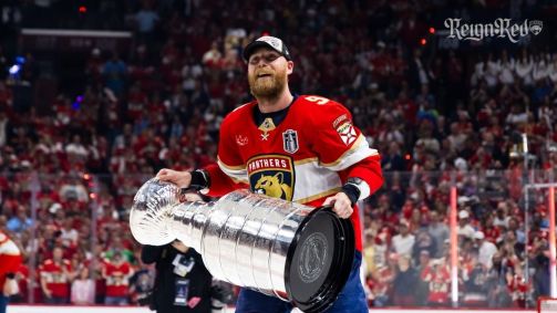 Jogadores dos Panthers erguem taça da Stanley Cup