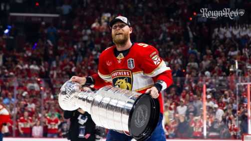 Jogadores dos Panthers erguem taça da Stanley Cup