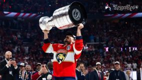Jogadores dos Panthers erguem taça da Stanley Cup