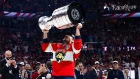 Jogadores dos Panthers erguem taça da Stanley Cup