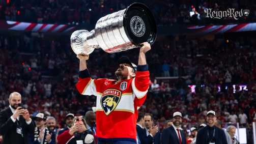 Jogadores dos Panthers erguem taça da Stanley Cup