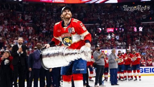 Jogadores dos Panthers erguem taça da Stanley Cup