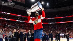 Jogadores dos Panthers erguem taça da Stanley Cup