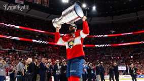 Jogadores dos Panthers erguem taça da Stanley Cup