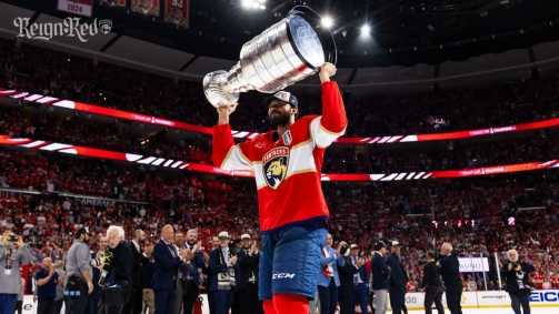 Jogadores dos Panthers erguem taça da Stanley Cup