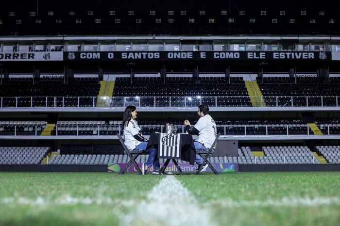 Lariane e Rafael durante jantar no gramado da Vila Belmiro