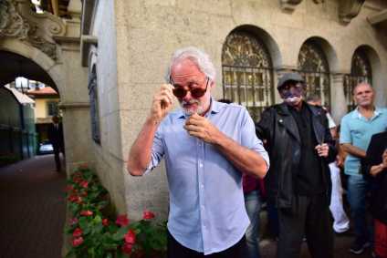 Famosos e fãs comparecem a enterro de Francisco Cuoco