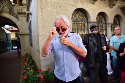 Famosos e fãs comparecem a enterro de Francisco Cuoco