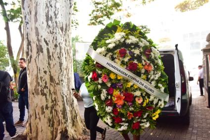 Famosos e fãs comparecem a enterro de Francisco Cuoco
