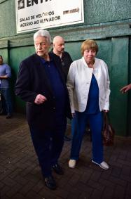 Famosos e fãs comparecem a enterro de Francisco Cuoco