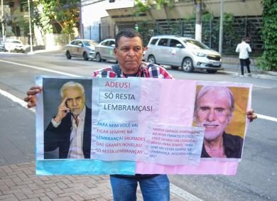 Famosos e fãs comparecem a enterro de Francisco Cuoco