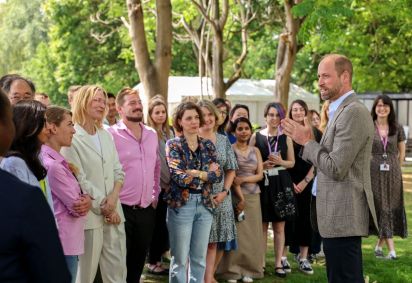 Príncipe William e Cate Blanchett visitam laboratório