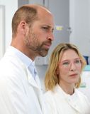 Príncipe William e Cate Blanchett visitam laboratório