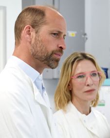 Príncipe William e Cate Blanchett visitam laboratório