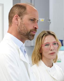 Príncipe William e Cate Blanchett visitam laboratório