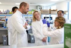 Príncipe William e Cate Blanchett visitam laboratório