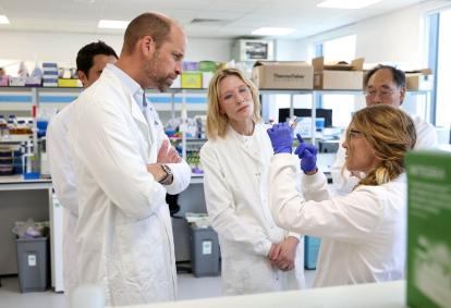 Príncipe William e Cate Blanchett visitam laboratório