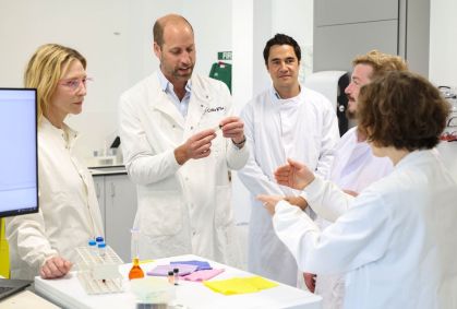 Príncipe William e Cate Blanchett visitam laboratório