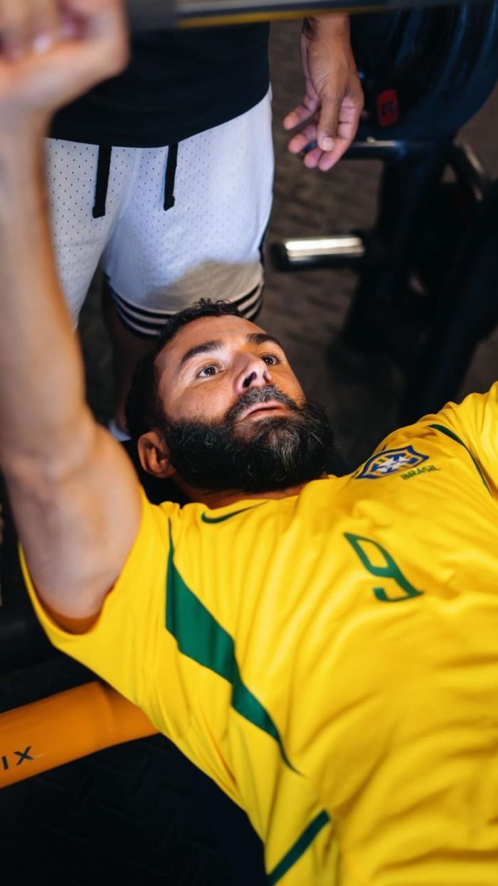 Karim Benzema durante treino com a camisa da Seleção Brasileira