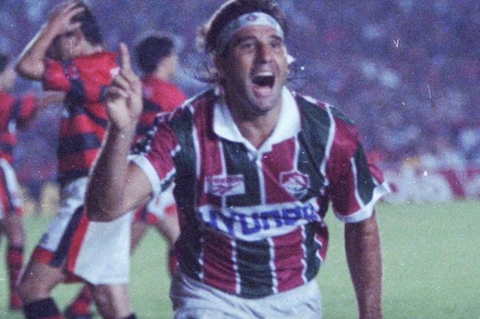 Renato comemora o histórico gol de barriga em 1995