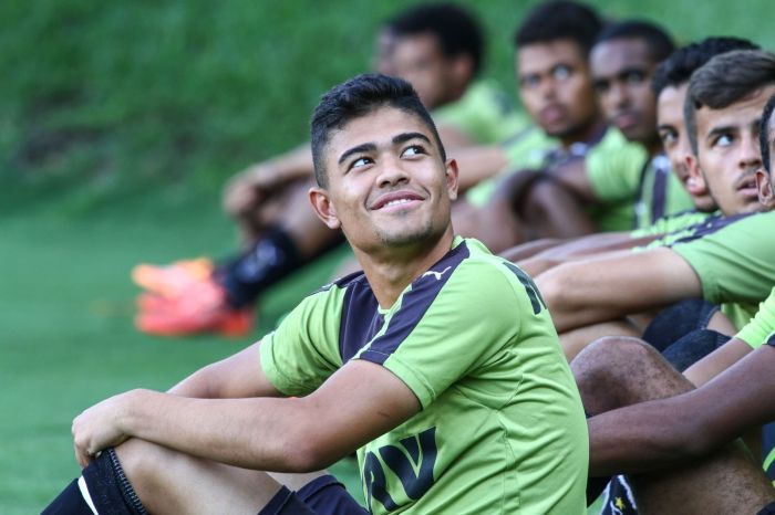 Bruno Tabata durante treino nas categorias de base do Atlético
