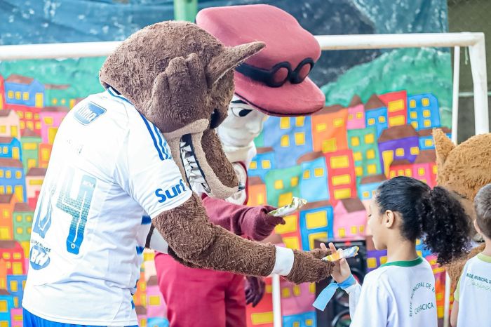 Mascotes de Cruzeiro e Desportiva Ferrorivária na EMEFTI Deocleciano Francisco da Vitória, em ação da Vitória Cup 2025