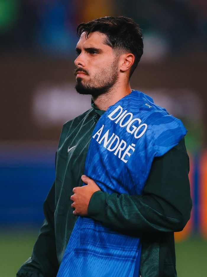 Pedro Neto, atacante do Chelsea, homenageou Diogo Jota e André Silva