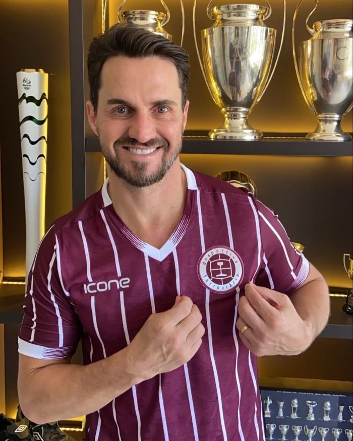 O ex-jogador Sávio com a camisa da Desportiva Ferroviária-ES