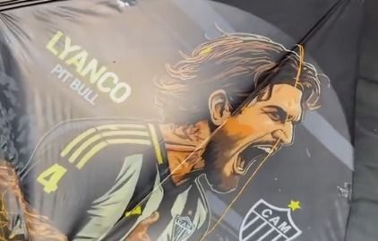 Lyanco, do Atlético, ganhou 100 pipas personalizadas de um torcedor Pipa de Lyanco