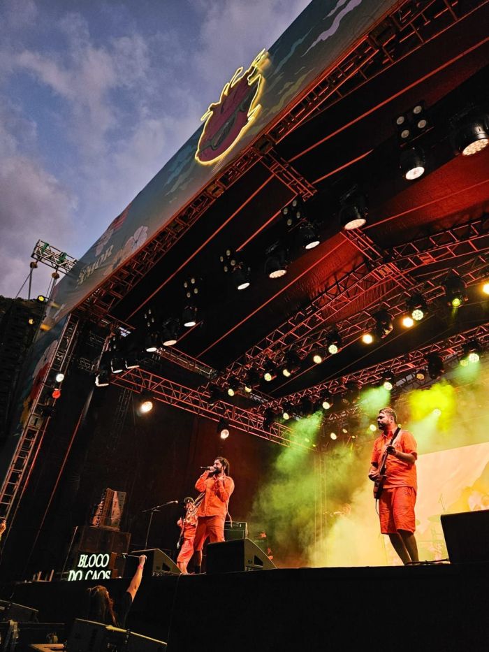 “Comemos pãozinho de queijo, tomamos café e viemos explodir no palco. BH recarrega a gente”, disseram, emocionados, os integrantes do Bloco do Caos