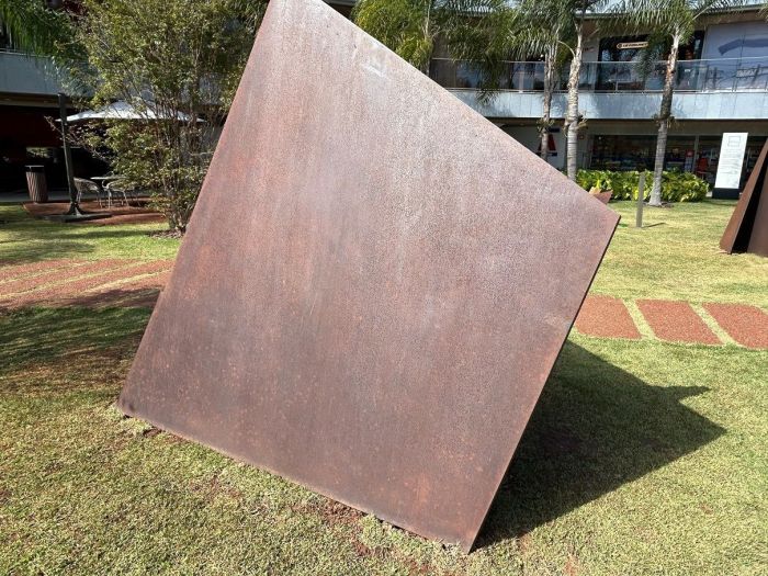 Escultura de Amílcar de Castro em Nova Lima 