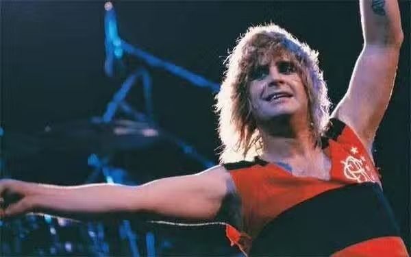 Ozzy Osbourne com a camisa do Flamengo durante apresentação no Rock in Rio em 1985