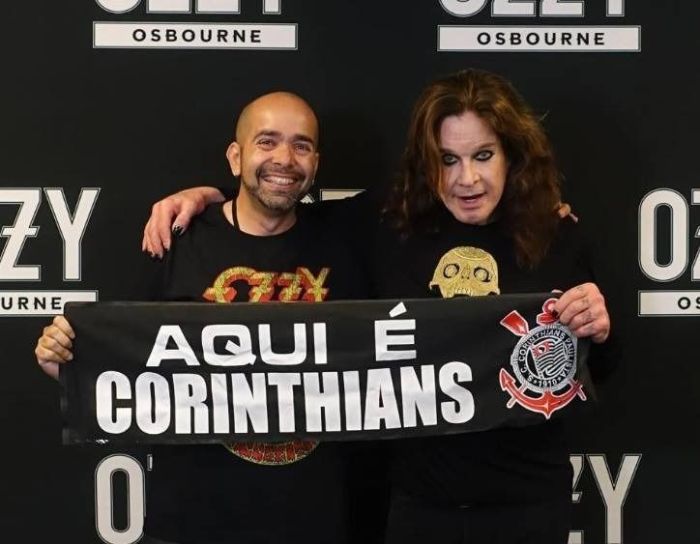 Ozzy Osbourne com cachecol do Corinthians
