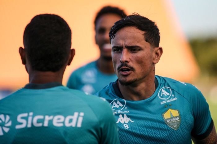 Edu durante treino pelo Cuiabá