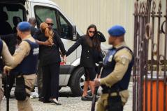 Thiaguinho e Carol Peixinho no velório de Preta Gil