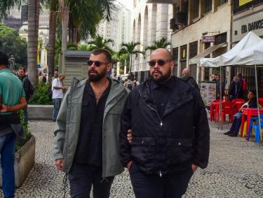 Thiago Abravavel e o marido no velório de Preta Gil