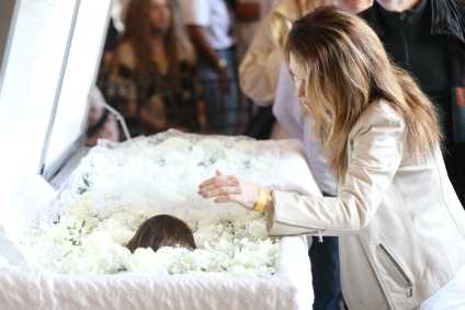 Malu Mader e Claudia Abreu no velório de Preta Gil