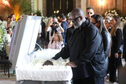 Péricles, Xandy e Carla Peres no velório de Preta Gil