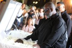 Péricles, Xandy e Carla Peres no velório de Preta Gil