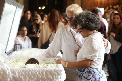 Nara Gil no velório de Preta Gil