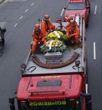 Caminhão do Corpo de Bombeiros levando caixão com corpo de Preta Gil