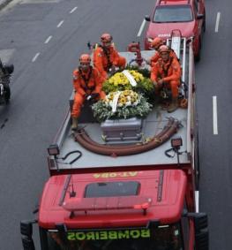 Caminhão do Corpo de Bombeiros levando caixão com corpo de Preta Gil